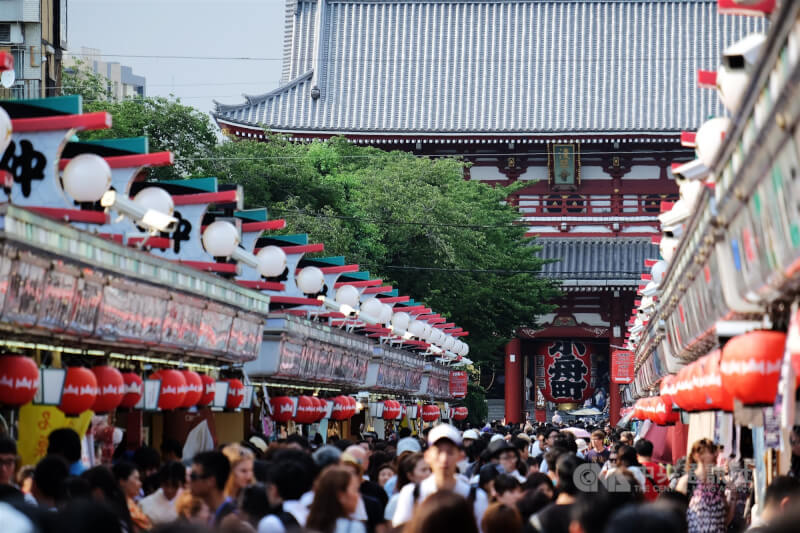 圖為東京淺草寺一帶遊客如織。（中央社檔案照片）