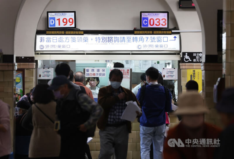 圖為台大醫院看診領藥人潮。（中央社檔案照片）