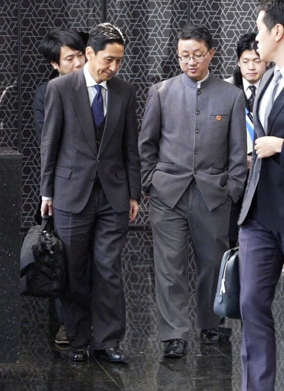 日本外務省亞洲大洋洲局長金井正彰（左）18日與中國外交部亞洲司長劉勁松（右）在北京磋商，劉勁松雙手插在褲袋與金井正彰交談，引發日本網友批評。（共同社）