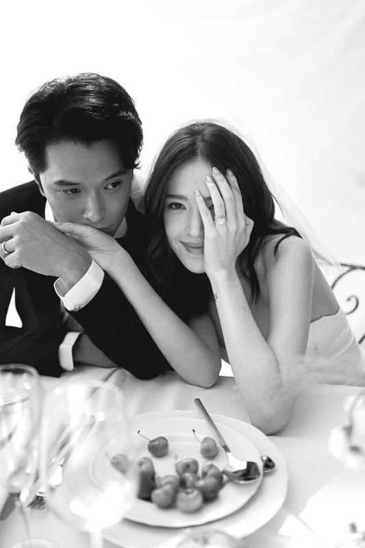 演員許瑋甯（右）和邱澤（左）將於28日舉行婚宴，兩人19日公開甜蜜婚紗照，並表示「感謝大家一直以來的關心與祝福」。（夏朵創意行銷提供）中央社記者洪素津傳真　114年11月19日