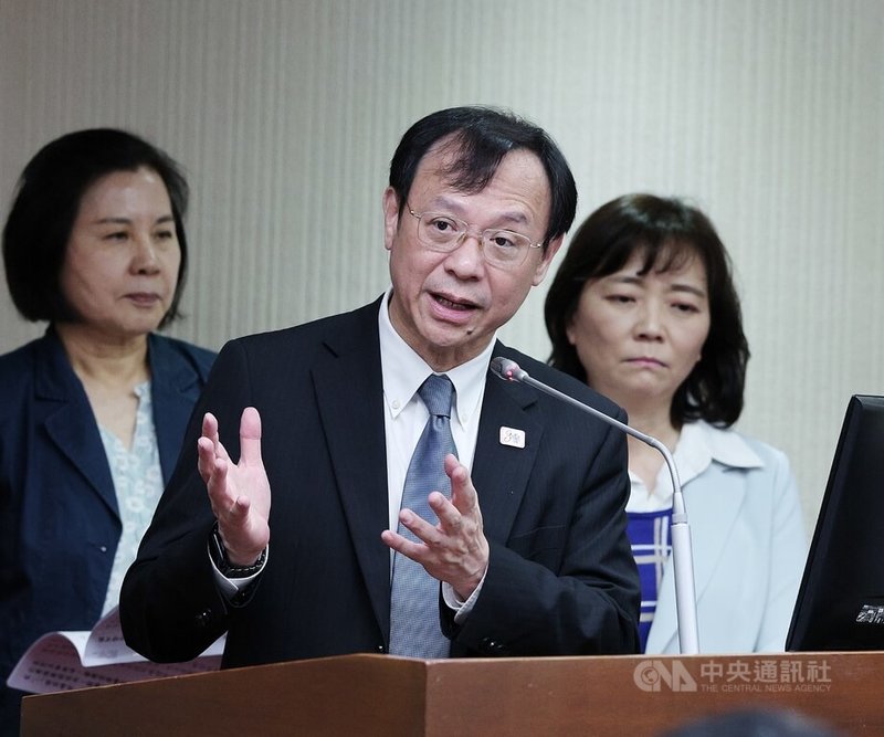 立委提案修正家暴防治法，擬對高風險施暴者進行電子監控。衛福部長石崇良（中）19日表示，衛福部會主責修法，並找各部會一起討論，把配套做好，約需半年時間再提出草案。中央社記者郭日曉攝　114年11月19日