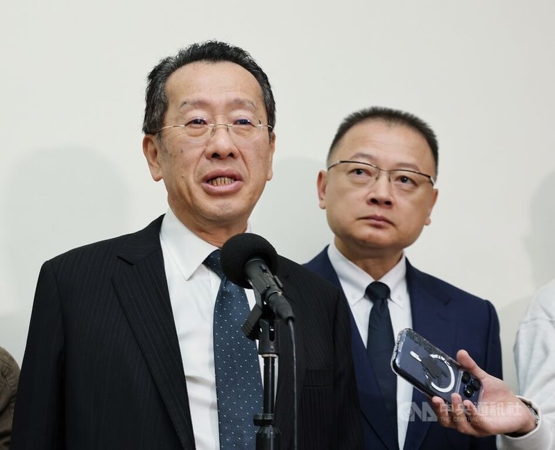 針對共艦官兵於甲板排字民進黨立委王世堅質詢金句「從從容容」是否為認知作戰。國防部長顧立雄（左）19日受訪表示，他認為這樣的認知作戰並不會成功，而中國面對高層不斷被整肅且不時有貪腐新聞，「我們生活在民主台灣，才真的是從從容容」。中央社記者郭日曉攝 114年11月19日