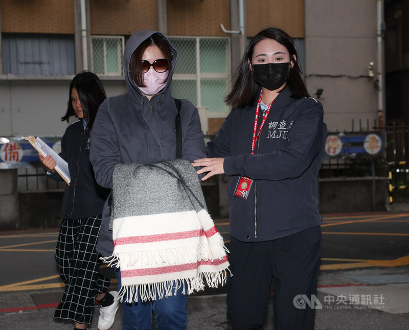 台北地檢署偵辦柬埔寨太子集團在台涉洗錢案,發動第2波拘提8人行動,經檢察官複訊,擔任博弈客服4人獲交保,另4人19日下午陸續移送複訊。圖為太子集團旗下公司鄭姓財務主管(前左)移送北檢複訊。中央社記者謝佳璋攝 114年11月19日