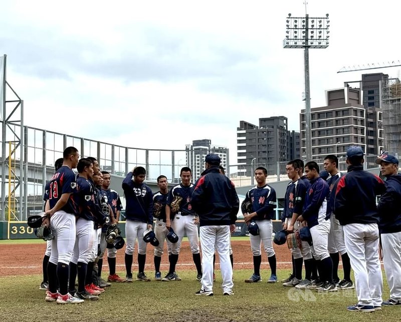 黑豹旗青棒賽兩大強權平鎮高中、穀保家商16強提前碰頭，平鎮以4比2搶勝、晉級8強，總教練吳柏宏表示，過程中有犯錯誤，但提醒球員製造壓力給對手就有機會。圖為賽後球隊集合講話畫面。中央社記者謝靜雯攝 114年11月19日