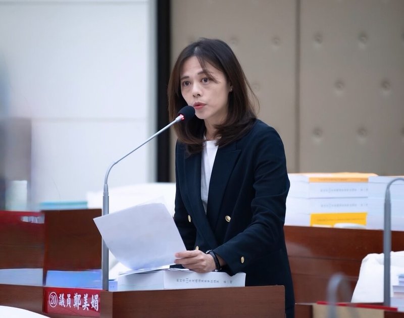 民進黨新竹市議員鄭美娟（圖）19日質詢指出，市府在人行環境執行效率不彰；竹市府表示，相關工程均積極辦理。（鄭美娟提供）中央社記者魯鋼駿傳真　114年11月19日