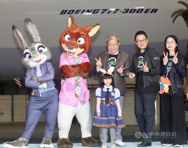 華航「動物方城市2主題彩繪機」19日出廠，首航台北飛洛杉磯，超人氣主角胡尼克（Nick Wilde）及哈茱蒂（Judy Hopps）現身，華航董事長高星潢（右3）、總經理陳漢銘（右2）與華航員工及親屬熱情參與，見證首航盛典。中央社記者張皓安攝 114年11月19日