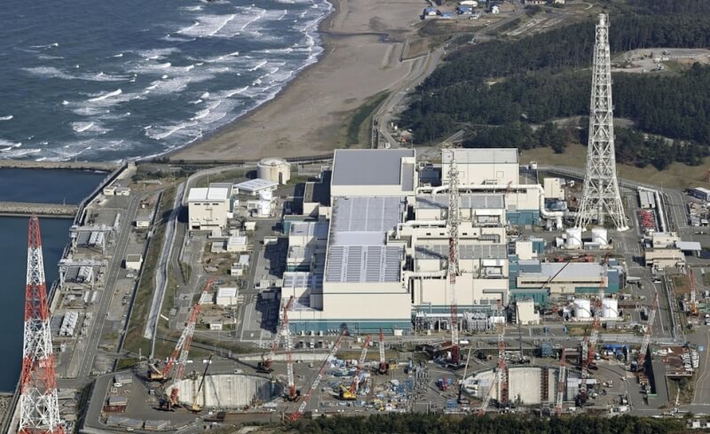 日本柏崎刈羽電廠是全球規模最大的核電廠，因廠址橫跨柏崎市與刈羽郡刈羽村兩地而得名。圖為部分機組。（共同社）