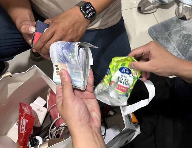 新北市政府警察局三峽分局追查虛擬貨幣交易搶案，18日深夜於高雄市逮捕在逃的李姓犯嫌並起出贓款，將以搶奪、詐欺、違反組織犯罪防制條例等罪嫌移送檢方偵辦。（警方提供）中央社記者黃旭昇新北市傳真　114年11月19日