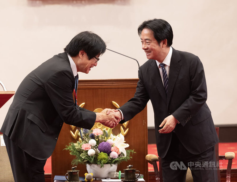 總統賴清德(右)19日下午在總統府接見中華民國牙醫師公會全國聯合會第15屆理事長、全體理監事、會務顧問暨各縣市公會理事長代表,牙醫師公會全國聯合會理事長陳世岳(左)握手致意。中央社記者趙世勳攝 114年11月19日