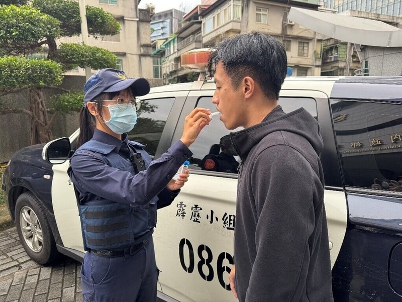 警政署律定實施毒品唾液快篩檢測及拒測處置程序，19日正式公告施行相關條文，刑事局20日也通令全國各警察機關，即起正式全面上路執法，拒測者將重處新台幣18萬元罰鍰，當場移置保管車輛及吊銷駕照。圖為唾液快篩檢測示意圖。（刑事局提供）中央社記者黃麗芸傳真 114年11月20日
