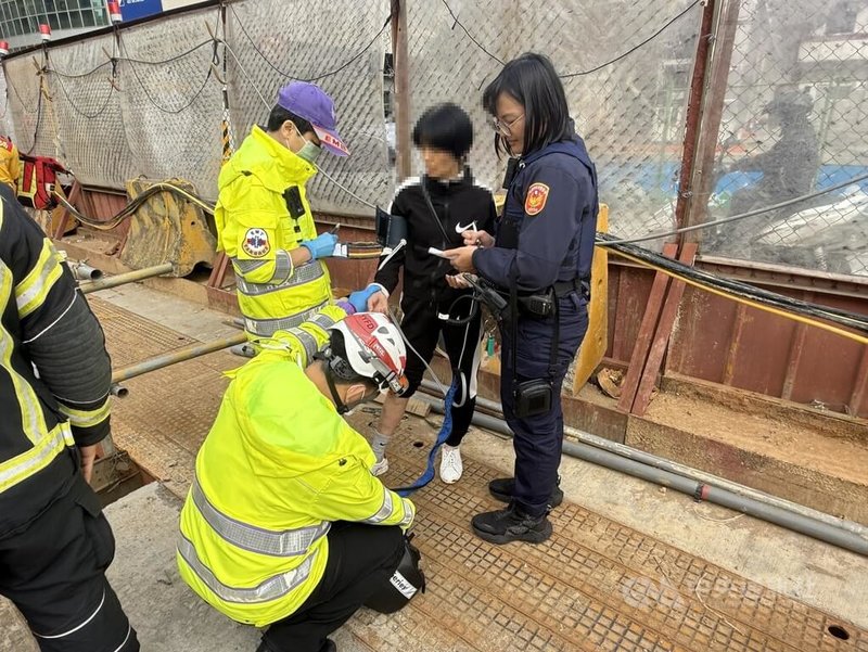 桃園市63歲廖姓女子(後中)20日開車時疑似恍神,連人帶車直接摔落至深度約8公尺的捷運工地內坑洞,所幸無明顯外傷,工地也無人被波及受傷,詳細肇事原因尚待釐清。(翻攝照片)中央社記者葉臻傳真 114年11月20日