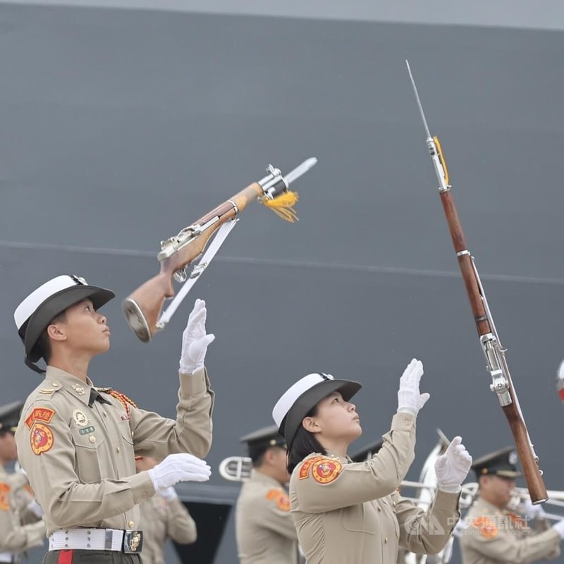 海軍陸戰隊儀隊操槍表揚，女性隊員參與儀隊演出。中央社記者王飛華攝　114年11月20日