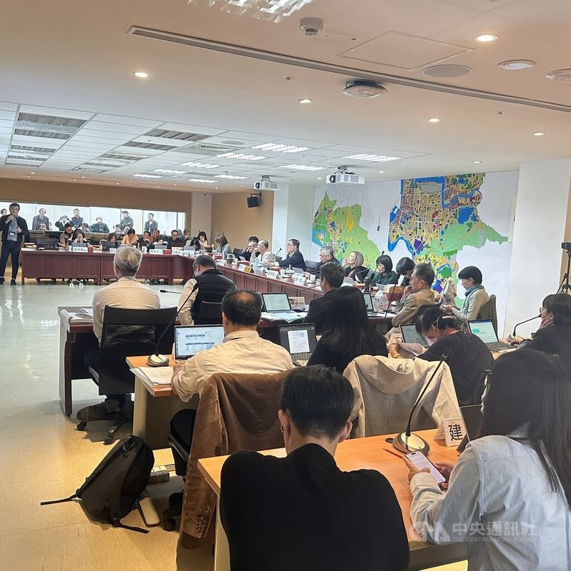 台北市都市計畫委員會20日下午審議由都發局提案的修訂民生東路新社區特定專用區建築管制要點為建築管制規定以及劃訂都市更新地區暨更新計畫案，多數委員支持市府提案，但對於多處細節應再討論。中央社記者劉建邦攝　114年11月20日