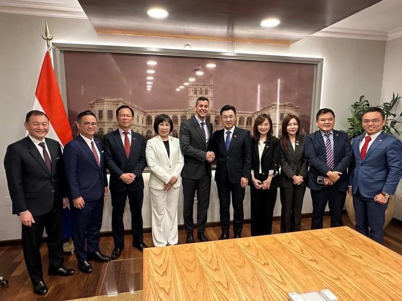 立法院副院長江啟臣（右5）率跨黨派立委代表團拜會巴拉圭總統潘尼亞（左5），他表示，由衷感謝潘尼亞在國際上始終表達堅定的挺台立場，將繼續鼓勵有雙邊互補元素的台巴經貿合作。 （立法院提供） 中央社記者王承中傳真 114年11月20日