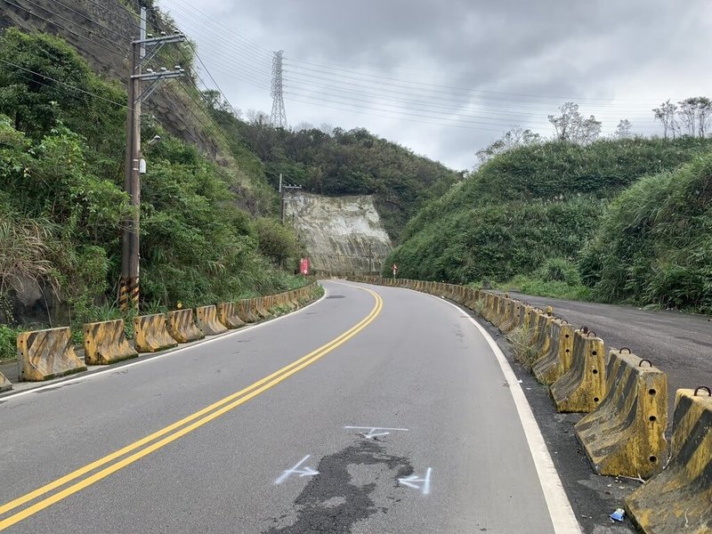 基隆市壯觀里居民長久以來經由麥金路3巷（圖）下山，連接麥金路後轉往國道1號，但麥金路3巷為私人土地，基隆市政府20日表示，地主若要開發為北台科技園區，市府會朝向將麥金路3巷納入回饋公設用地。（基隆市議員鄭愷玲提供）中央社記者王朝鈺傳真 114年11月20日