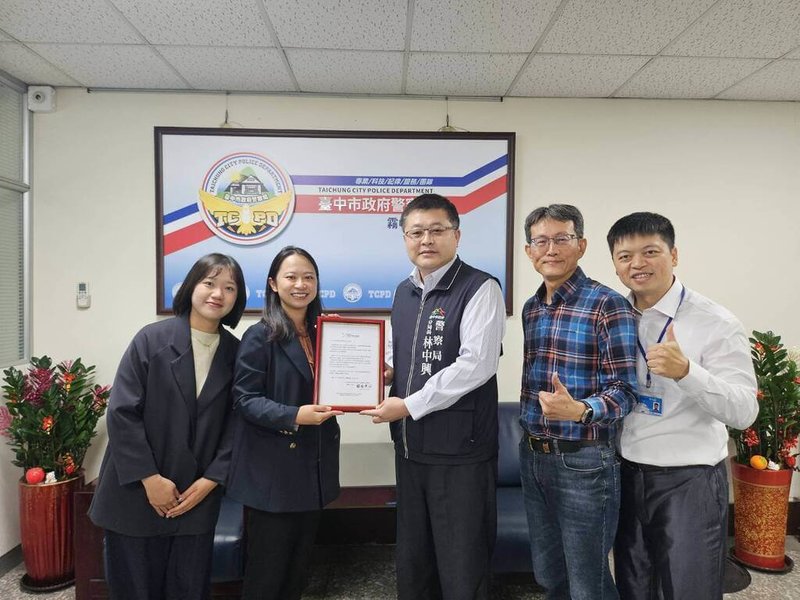 一名日本籍選手日前到台中參加世壯運賽事後，開車返程途中發生事故，經警方協助達成和解。日台協會台北事務所總務部領事室暨政治部政治室主任河野理沙（左2）日前前往致贈感謝狀。（警方提供）中央社記者蘇木春傳真　114年11月20日