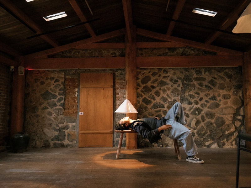 第3屆馬祖國際藝術島日前落幕，東引鄉公所延續這份藝術熱潮，特別舉行藝術展「季．迴．星．響」，邀請藝術家謝佑承與馬維元延伸創作，讓民眾用聲音感受四季與神話。（東引鄉公所提供）中央社記者潘欣彤傳真　114年11月20日