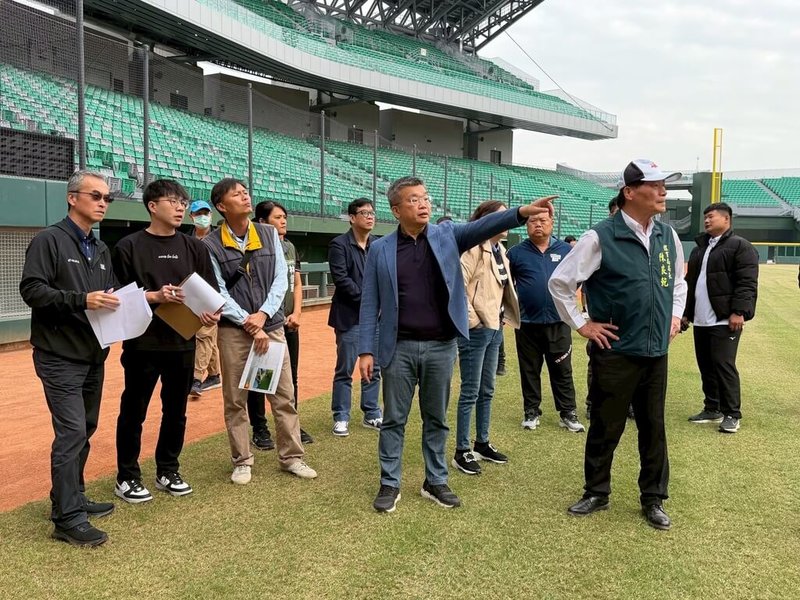 台南亞太成棒主球場目前進入中職認證最後階段，中職會長蔡其昌（前中）19日帶隊前往了解改善進度，目前11個改善項目僅剩下2項，進度比預期快。（中職提供）中央社記者陳容琛傳真　114年11月20日