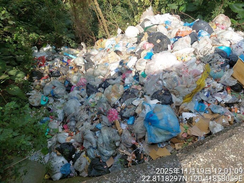 高雄月世界遭傾倒垃圾，經研判為台南垃圾。不料環保局才剛清理，田寮高41線19日晚也獲報遭棄置垃圾，環保局漏夜清理，破袋檢查為同一犯罪集團所為，已報請橋檢指揮偵辦。（高市環保局提供）中央社記者洪學廣傳真　114年11月20日