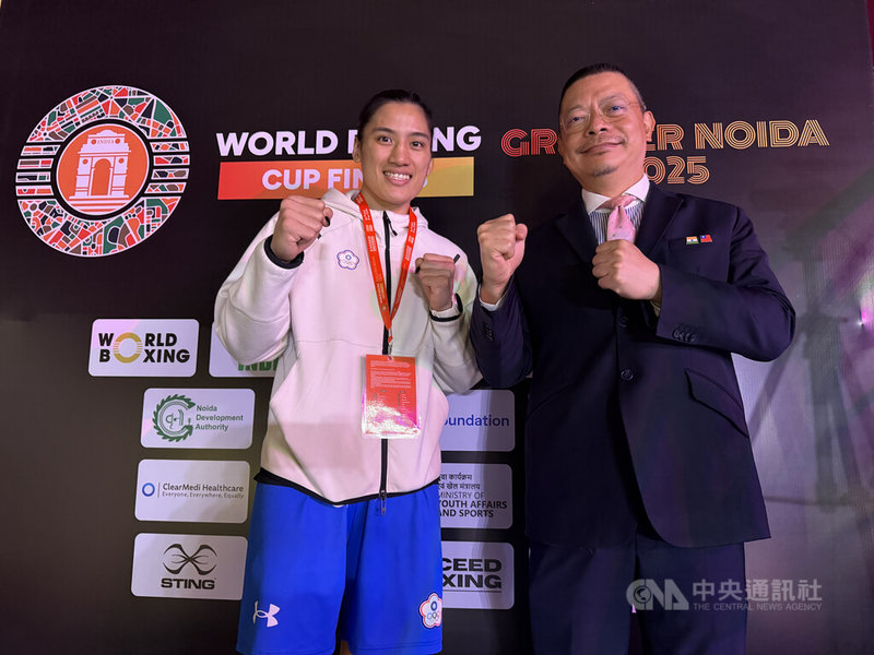 駐印度副代表謝柏輝（右）19日到現場為參加WB盃總決賽4強戰的台灣選手陳念琴（左）加油，並恭喜她逆轉打進金牌戰。中央社記者李晉緯大諾伊達攝 114年11月19日