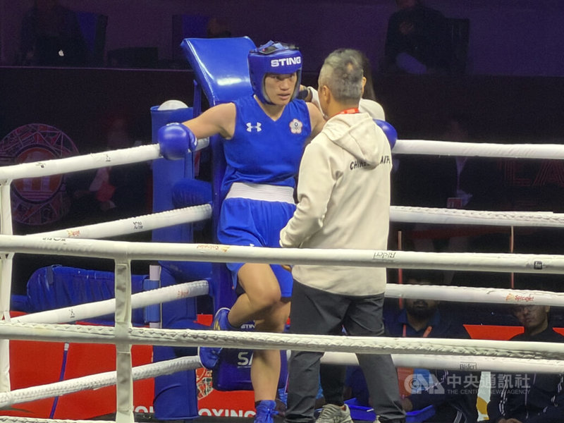 台灣拳擊女將陳念琴（左）在比賽中一度居劣勢，在教練面授機宜下逆轉獲勝，闖進WB盃總決賽金牌戰。中央社記者李晉緯大諾伊達攝 114年11月19日
