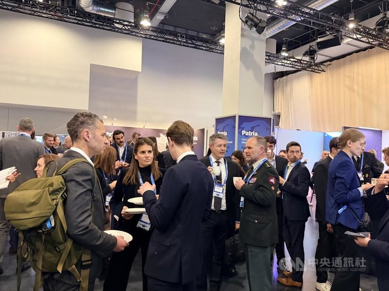 柏林安全會議場邊交流時間，多國軍事與安全政策代表在會場內互動討論，氣氛熱絡。此次會議聚焦俄烏戰爭、混合威脅及印太安全，吸引歐洲及北約多國官員與專家參與。中央社記者林尚縈柏林攝 2025年11月20日