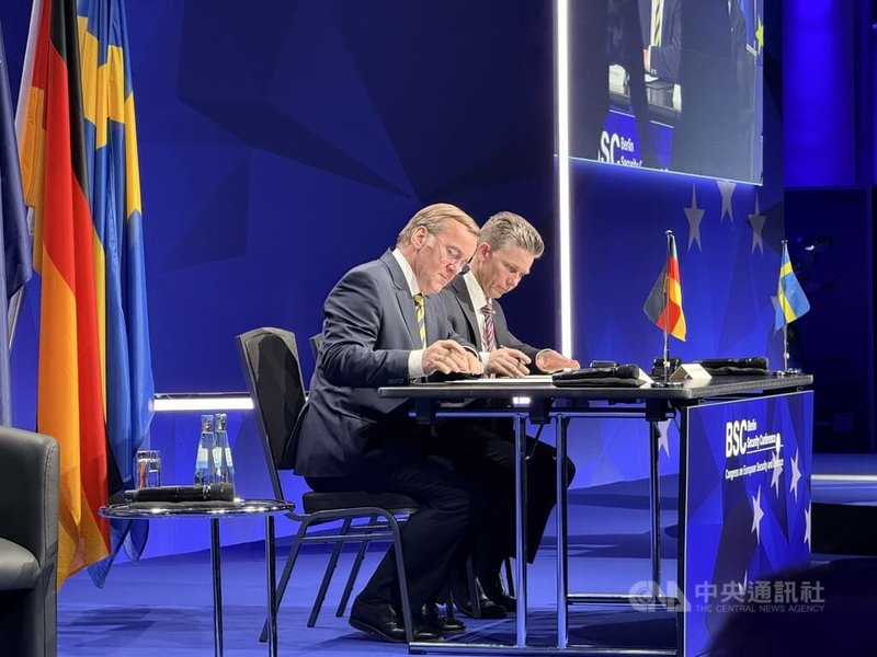 德國國防部長佩斯托瑞斯（左）與瑞典國防部長約松（Pål Jonson，右）在柏林安全會議現場簽署加強軍事合作的意向書。佩斯托瑞斯並表示，波羅的海正成為對抗俄羅斯的前線，強調德國與瑞典等鄰近波羅的海的國家需進一步強化防務合作。中央社記者林尚縈柏林攝 2025年11月20日