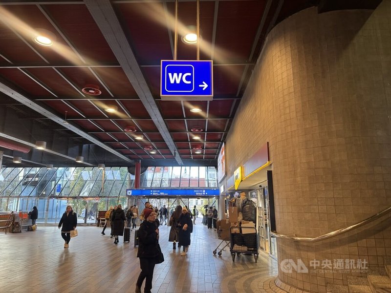 捷克首都布拉格長期面臨公共廁所不足的問題，布拉格市議會近日批准一項新計畫，全面改善公廁現況，確保人潮密集地區有充足、乾淨且安全的公廁。中央社記者劉郁葶布拉格攝 114年11月20日