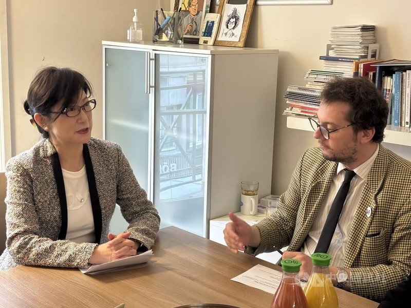 駐法國代表郝培芝（左）19日參訪無國界記者組織（RSF）巴黎總部，與RSF秘書長柏儒廷（Thibaut Bruttin，右）交流。中央社記者曾依璇巴黎攝　114年11月20日