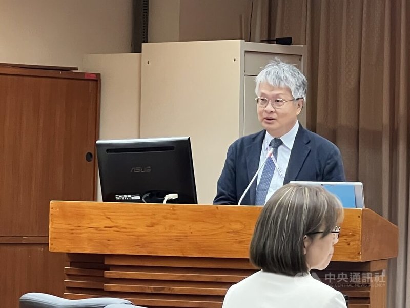 教部次長劉國偉(圖)20日到立法院教育及文化委員會做「如何防範不當之短影音及社群平台兒少內容,加強數位及媒體素養」專題報告,引述多篇海內外研究,分析短影音對未成年學生造成的影響。中央社記者陳至中台北攝 114年11月20日