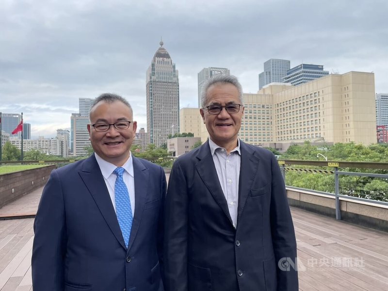 穎崴董事長王嘉煌（右）20日表示，規劃在美國亞利桑那州設廠，預期2026年上半年定案，最快2026年下半年逐步投產。 中央社記者鍾榮峰攝　114年11月20日