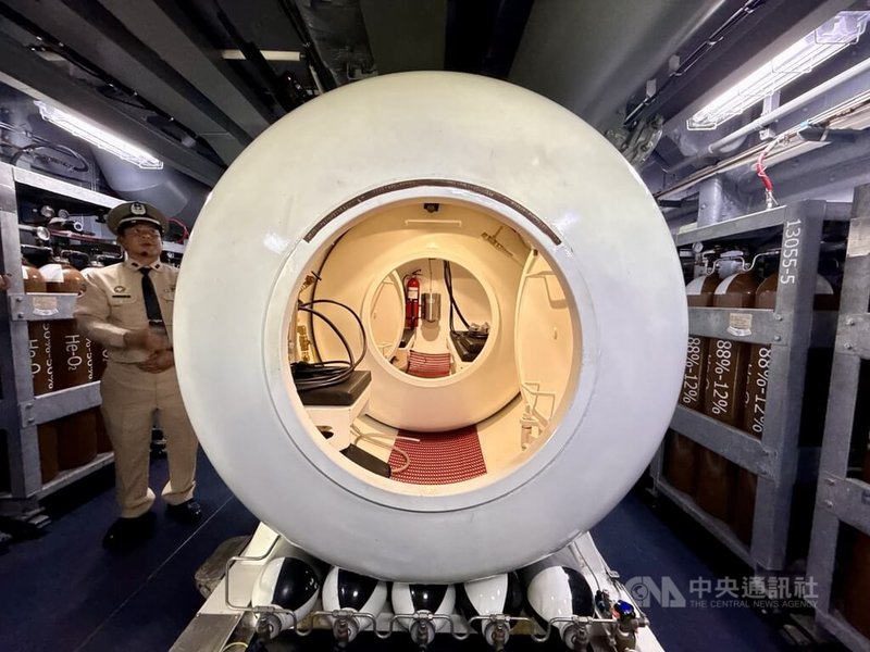 國軍為展現平時戰訓成果，增進民眾對海軍的認識與支持，22日將在高雄新濱營區舉辦「民國114年國防知性之旅」，大武號救難艦20日已停泊在營區，艦上減壓艙搶先曝光。中央社記者王飛華攝　114年11月20日