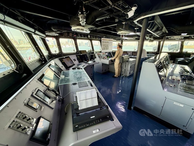海軍司令部22日將在高雄新濱營區舉辦「114年國防知性之旅」,大武號救難艦將對外開放參觀,360度環艙設計駕駛台也是參觀亮點之一。中央社記者王飛華攝 114年11月20日