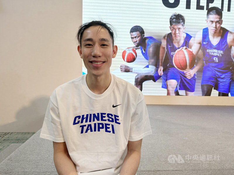 台灣職籃球星林書緯（圖）生涯首度入選台灣男籃代表隊，將征戰2027世界盃亞洲區資格賽。他20日在誓師大會上開心表示，拿到球衣很興奮，就像夢想成真。中央社記者黎建忠攝　114年11月20日