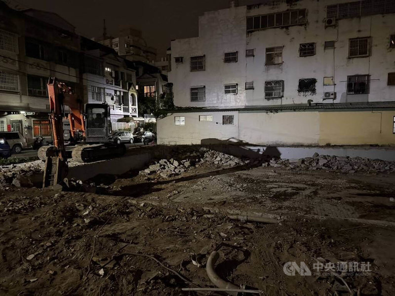 林姓男子日前在台中某工地作業時不慎遺失手機,他與同事找整夜仍遍尋不著,員警獲報到場協助,於開啟手機內建尋找功能定位後,10分鐘內就成功於土堆裡尋獲。(翻攝照片)中央社記者蘇木春傳真 114年11月20日