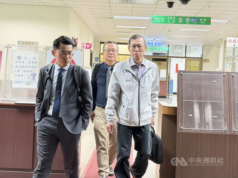 前宜蘭縣府建設處代理處長黃志良（右）涉及宜蘭縣長林姿妙等人貪污案，一審獲判無罪，二審台灣高等法院20日開庭，黃志良在律師陪同下出庭應訊。中央社記者劉世怡攝　114年11月20日