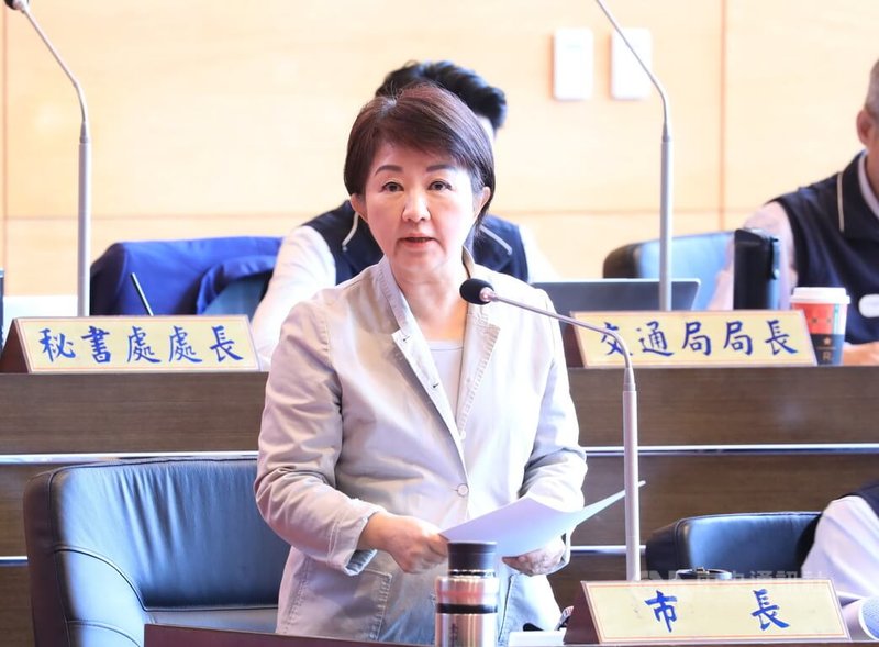 網紅「賓賓哥」在台中一所學校未經同意逕行開直播，遭校方制止並要求下架影片，竟還反嗆校長。台中市長盧秀燕（圖）20日下午在議會答詢指出，已宣布這2人台中「永不錄用」，並將採取法律行動。中央社記者趙麗妍攝　114年11月20日