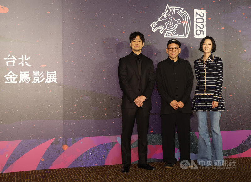 2025金馬影展閉幕片由日本導演真利子哲也(中)執導作品「最親愛的陌生人」擔綱,20日在台北獻映,真利子哲也並與女主角桂綸鎂(右)、男主角西島秀俊(左)一同亮相,開心參與金馬盛會。中央社記者張新偉攝 114年11月20日