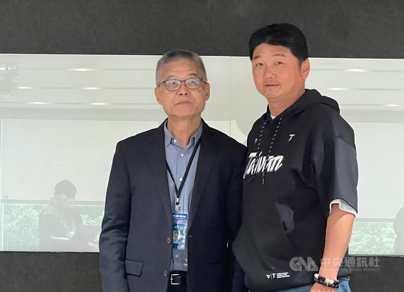 世界棒球經典賽（WBC）將於2026年3月登場，台灣隊20日在中職聯盟召開選訓會議，總教練曾豪駒（右）受訪透露，目前設定43人名單展開第一階段集訓。左為中職秘書長楊清瓏。中央社記者陳容琛攝　114年11月20日
