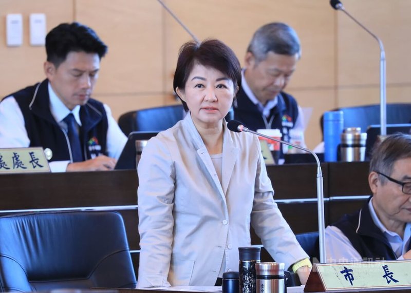 魔術師可樂19日到台中市一所學校演講，他邀請網紅「賓賓哥」加入，學校事前明確表示不能直播，賓賓哥逕行開直播；台中市長盧秀燕（圖）20日表示，這2人不尊重法律，台中市永不錄用。中央社記者趙麗妍攝　114年11月20日