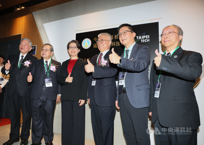 「B5G低軌衛星關鍵通訊模組產業人才與技術培育基地」揭牌儀式，20日在北科大億光大樓舉行，副總統蕭美琴（左3）、教育部次長張廖萬堅（右2）、北科大校長王錫福（右3）、總統府資政顏志發（左2）、沈榮津（左）等人出席合影。中央社記者謝佳璋攝  114年11月20日