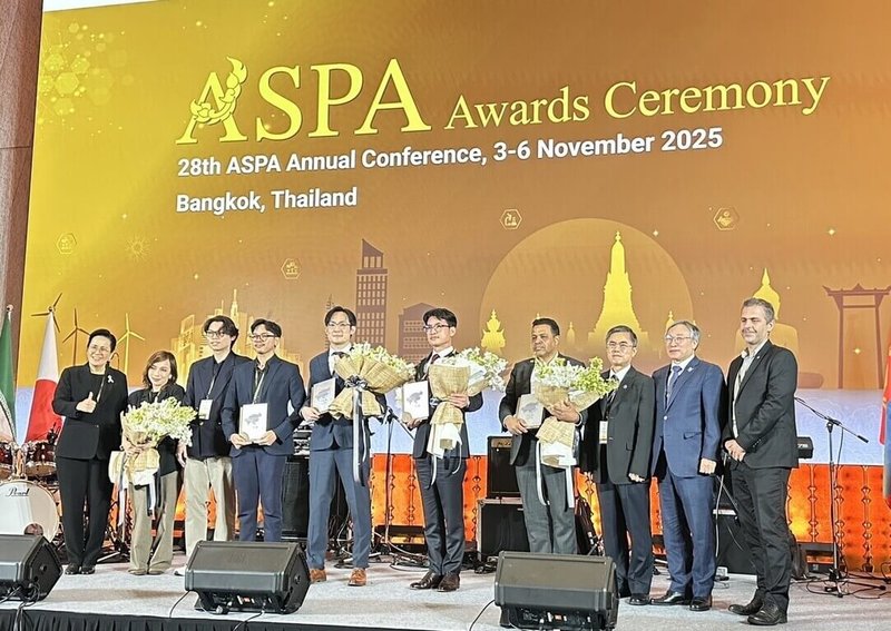 第28屆亞洲科學園區協會年會及理事會11月初在泰國曼谷舉行，中科管理局長許茂新（右3）與在會中榮獲企業獎首獎的綠茵生技公司總經理徐榜奎（左5）等得獎廠商同台。（中科管理局提供）中央社記者郝雪卿傳真  114年11月20日