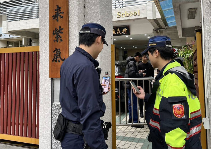 台北市警察局刑事警察大隊20日表示,有網友在網路平台發文稱將到北市多所學校置放炸彈,目前正積極偵辦中,已通報各警分局強化校園安維作業。(台北市警察局刑事警察大隊提供)中央社記者黃麗芸傳真 114年11月20日