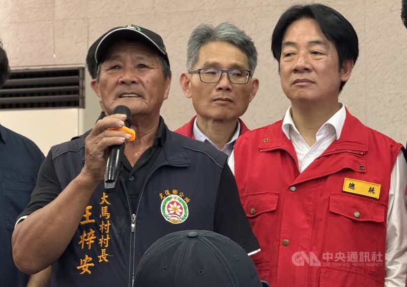 馬太鞍溪堰塞湖溢流造成光復鄉嚴重災情，大馬村長王梓安（左）認真執行撤離，全村沒有傷亡，災後扛起重建工作，疑因長期過勞，身體不適，19日緊急送醫開刀。圖為2025年9月25日總統賴清德（右）到大馬村關心災民收容狀況。中央社記者張祈攝　114年11月20日