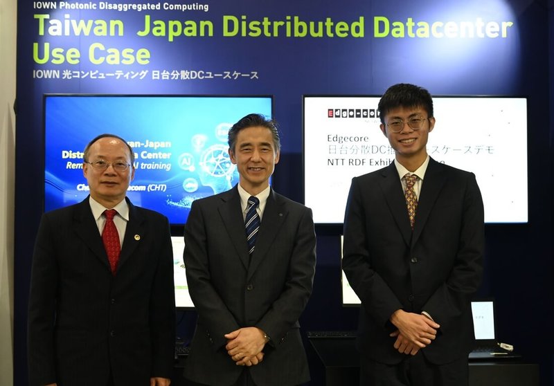 中華電信與日本NTT、智邦、鈺登科技在NTT R&D FORUM 2025中，共同合作展示分散式AI資料中心的先進技術成果。中華電信技術長兼執行副總黃志雄（左）、NTT技術長兼副社長星野理顯（中）、智邦集團鈺登科技執行副總黃茂桓（右）。（中華電提供）中央社記者江明晏傳真　114年11月20日