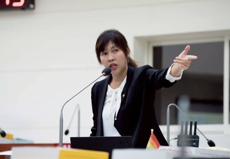 時代力量新竹市議員蔡惠婷20日在議會進行市政總質詢時指出，竹市國小班級人數標準未能及時因應學生數銳減，呼籲市府應加速調降班級人數以穩定師資。（蔡惠婷提供）中央社記者魯鋼駿傳真　114年11月20日