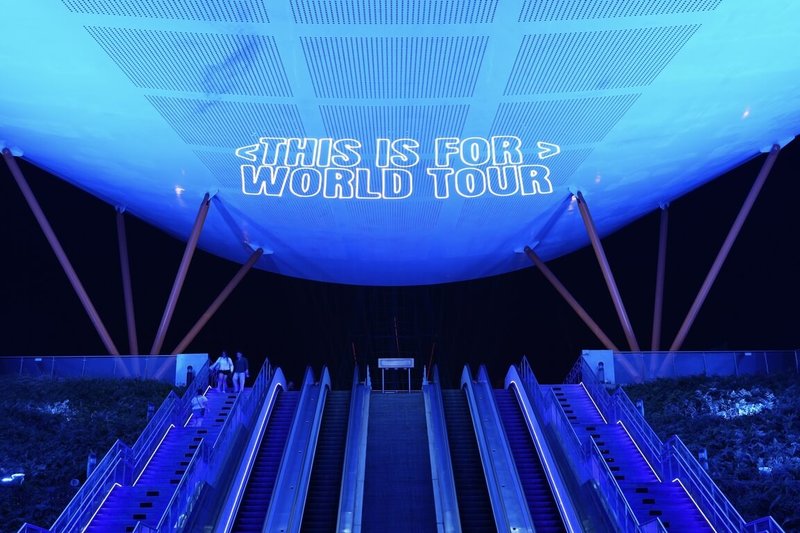 韓國女團TWICE將至高雄世運主場館開唱，高雄捷運此次也加入應援，美麗島站、中央公園站等也亮起應援藍光、雷射字體。（高雄捷運提供）中央社記者林巧璉傳真　114年11月20日