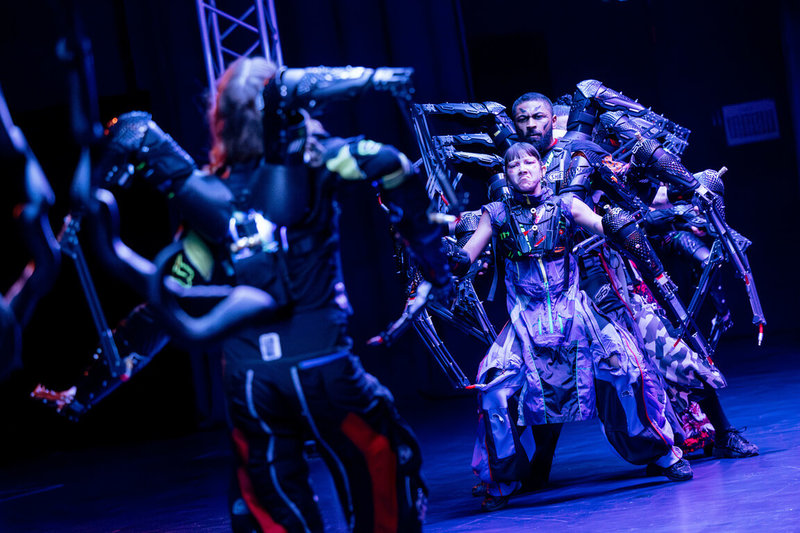 台北表演藝術中心20日起連續2天推出跨界作品「機神祭」，融合舞蹈、科技、裝置、聲響與時尚，在迷幻電音中展現人類、機械與靈性之間的深層對話。（北藝中心提供）中央社記者趙靜瑜傳真　114年11月20日
