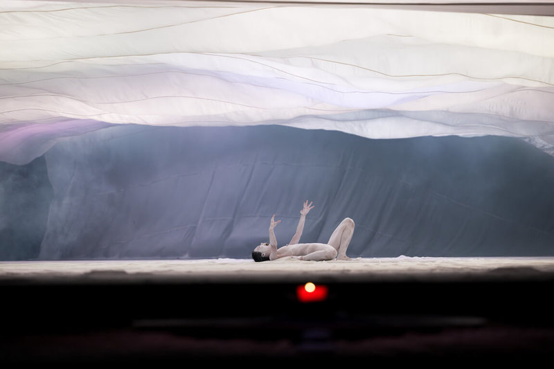 睽違8年，無垢舞蹈劇場「潮」21日起將重返國家戲劇院演出，以海潮為意象，象徵生命起伏與天地循環，也象徵靈魂在生死間的往返。（兩廳院提供）中央社記者趙靜瑜傳真  114年11月20日