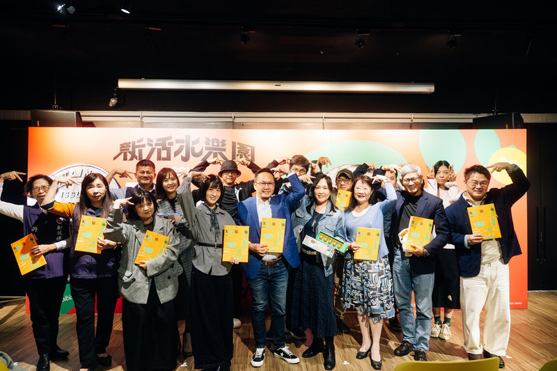 中華文化總會20日在城南空間舉辦紀念展「新活水樂園」開展記者會，與會來賓合影時特別配合第50期「Fountain 新活水」雜誌主題「大貓咪」，比出貓耳手勢。（中華文化總會提供）中央社記者王寶兒傳真　114年11月20日